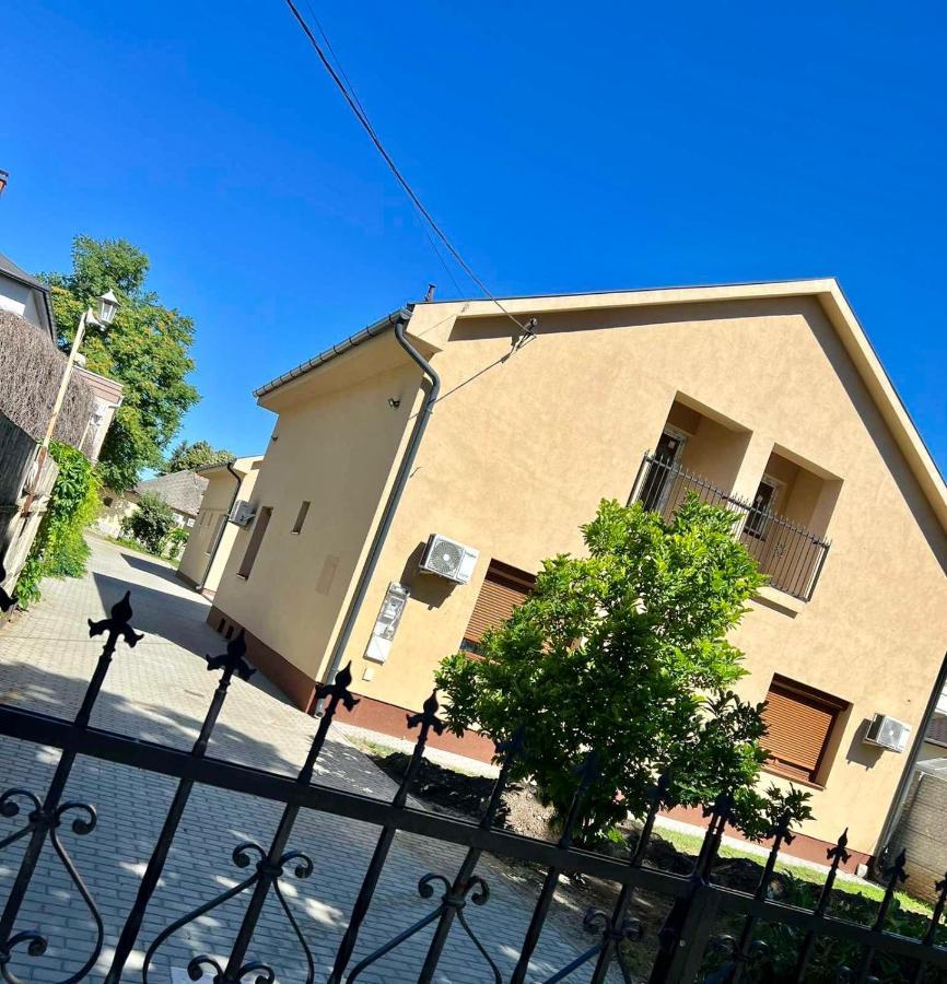 Zsuzsa Apartman Hajduszoboszlo Exterior photo